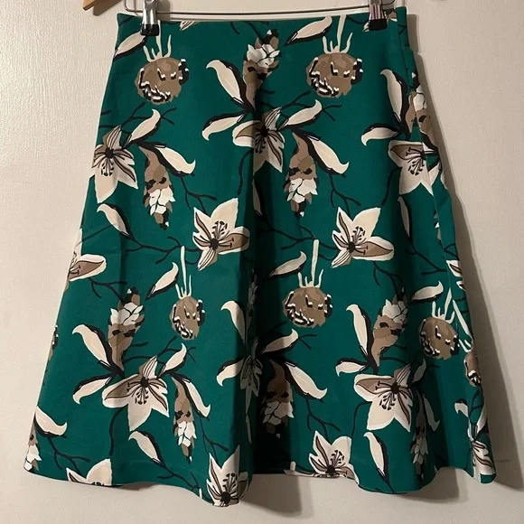 Green A-Line Knee-Length Skirt for Resort Wear - Picture 2 of 5